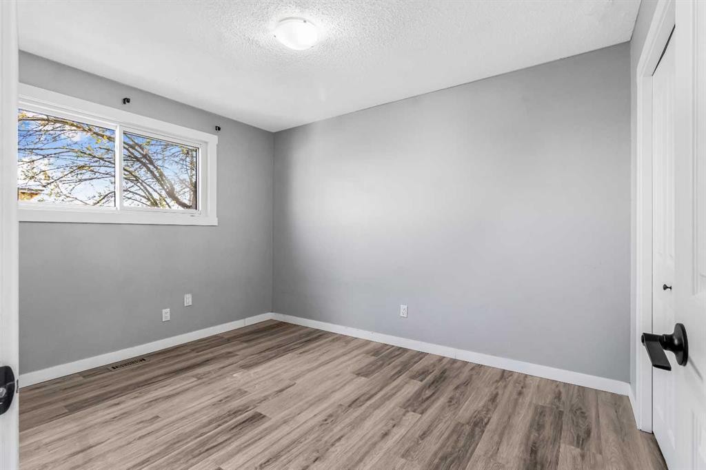 183 Penbrooke Close Se, Calgary, AB - Indoor Photo Showing Other Room