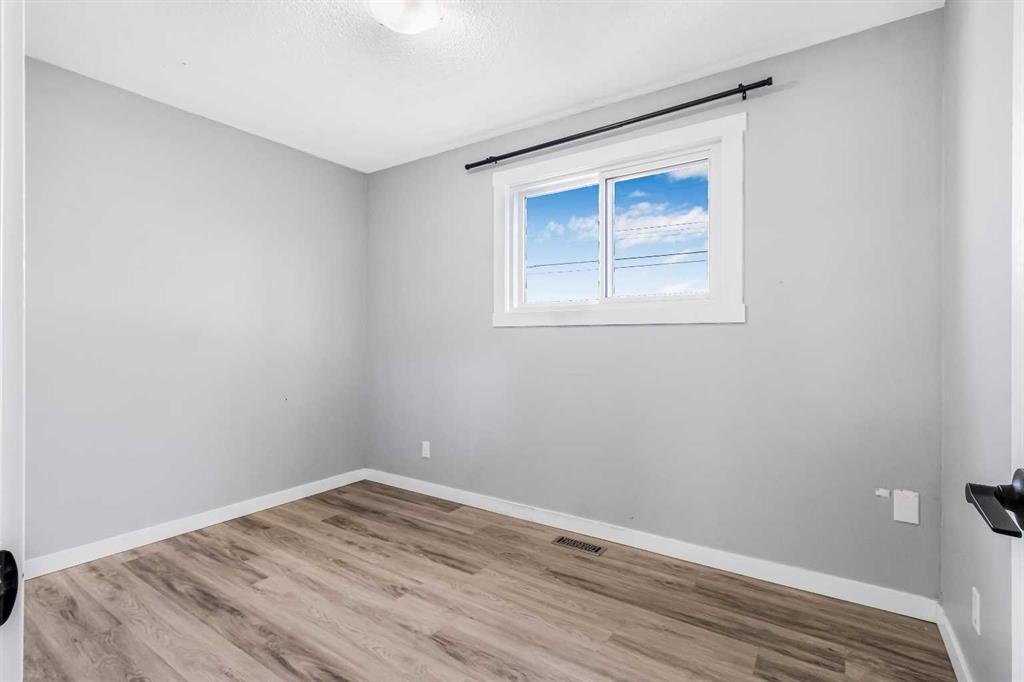 183 Penbrooke Close Se, Calgary, AB - Indoor Photo Showing Other Room