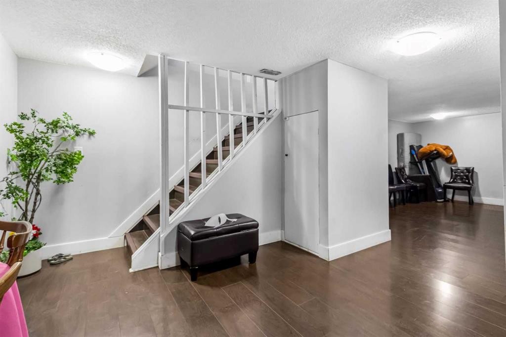 183 Penbrooke Close Se, Calgary, AB - Indoor