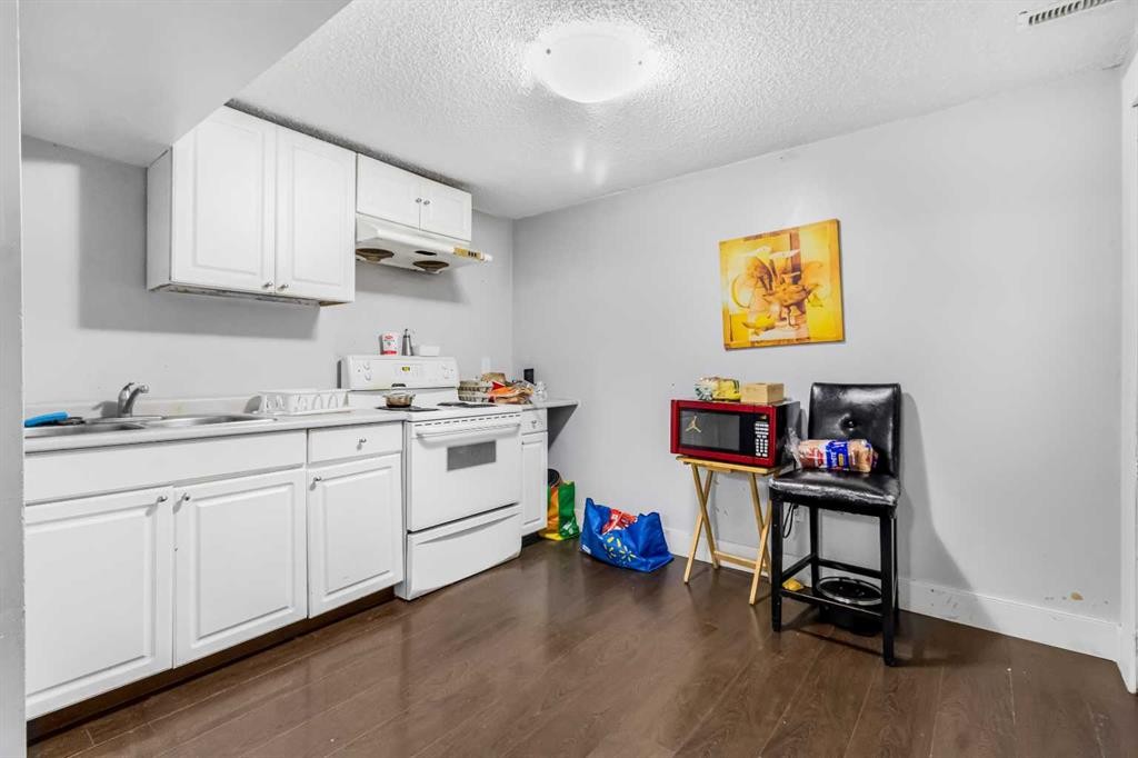 183 Penbrooke Close Se, Calgary, AB - Indoor Photo Showing Other Room
