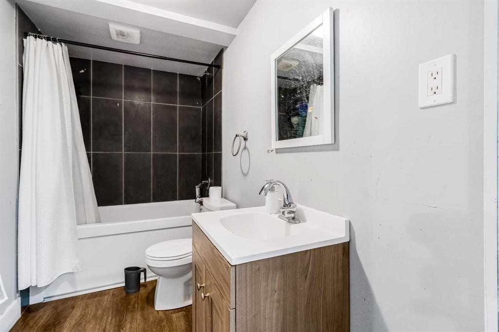 183 Penbrooke Close Se, Calgary, AB - Indoor Photo Showing Bathroom
