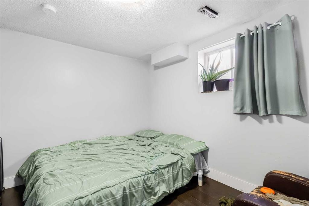 183 Penbrooke Close Se, Calgary, AB - Indoor Photo Showing Bedroom