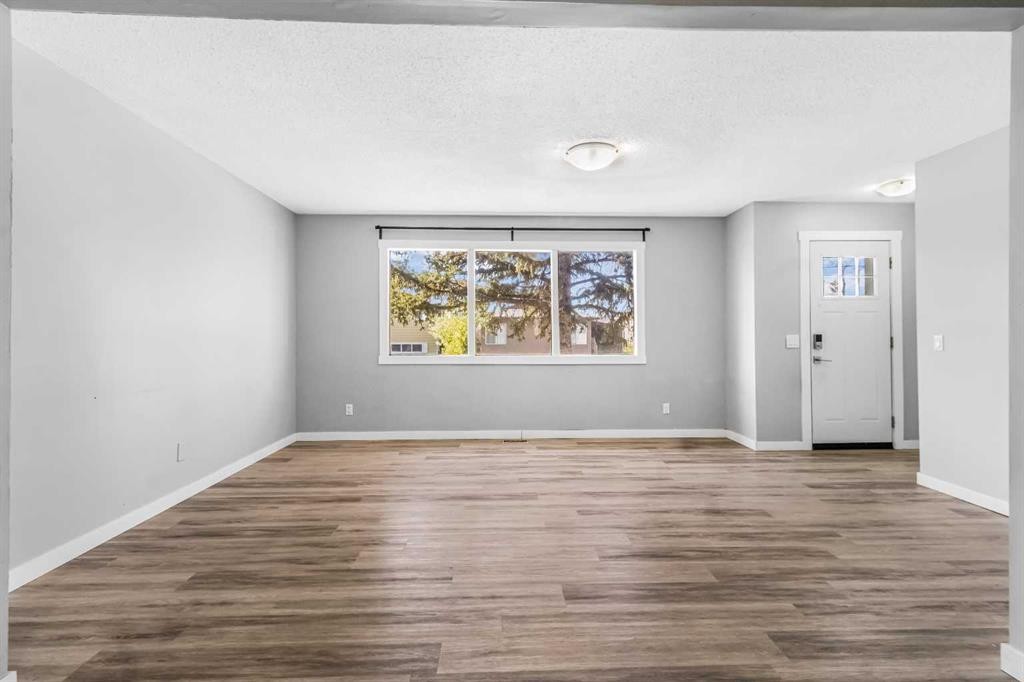 183 Penbrooke Close Se, Calgary, AB - Indoor Photo Showing Other Room