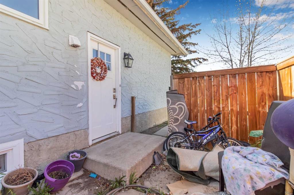 183 Penbrooke Close Se, Calgary, AB - Outdoor