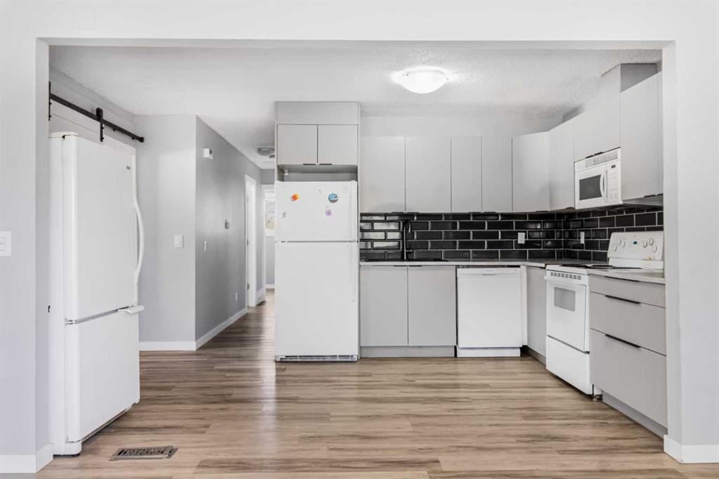 183 Penbrooke Close Se, Calgary, AB - Indoor Photo Showing Kitchen