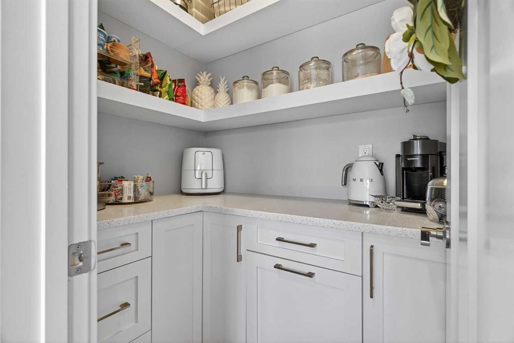 29 Howse Street Ne, Calgary, AB - Indoor Photo Showing Other Room