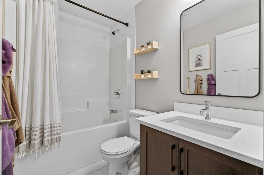 29 Howse Street Ne, Calgary, AB - Indoor Photo Showing Bathroom