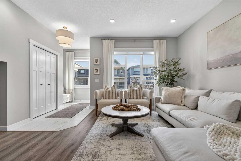 29 Howse Street Ne, Calgary, AB - Indoor Photo Showing Living Room