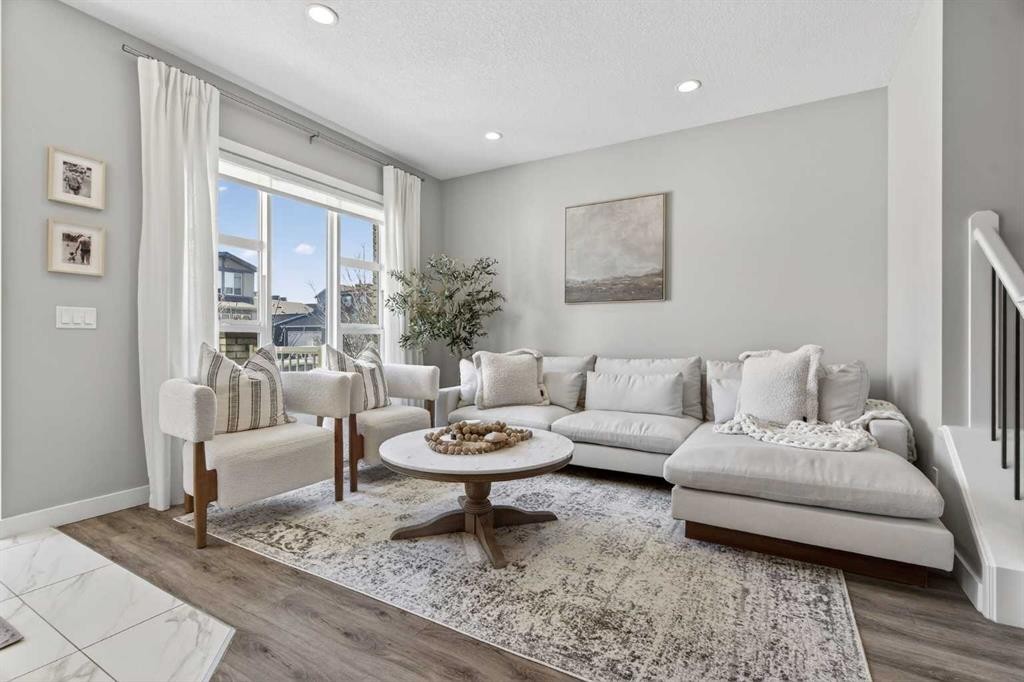 29 Howse Street Ne, Calgary, AB - Indoor Photo Showing Living Room