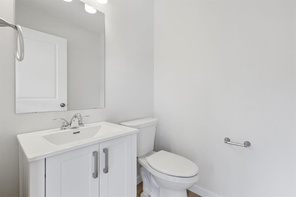 9 Park Lane, Didsbury, AB - Indoor Photo Showing Bathroom