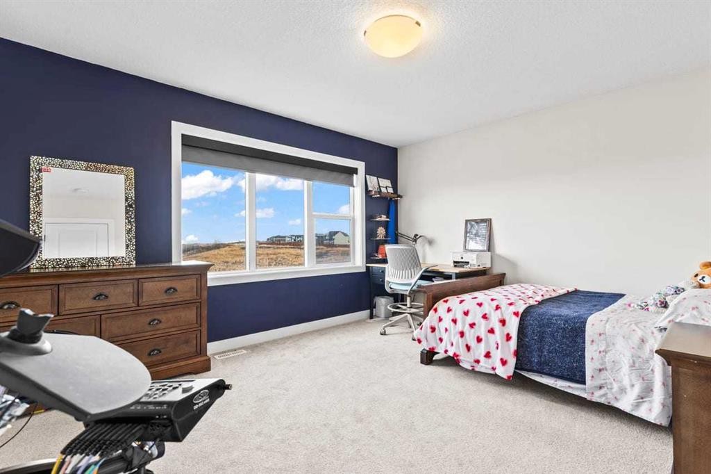 68 Walcrest View Se, Calgary, AB - Indoor Photo Showing Bedroom