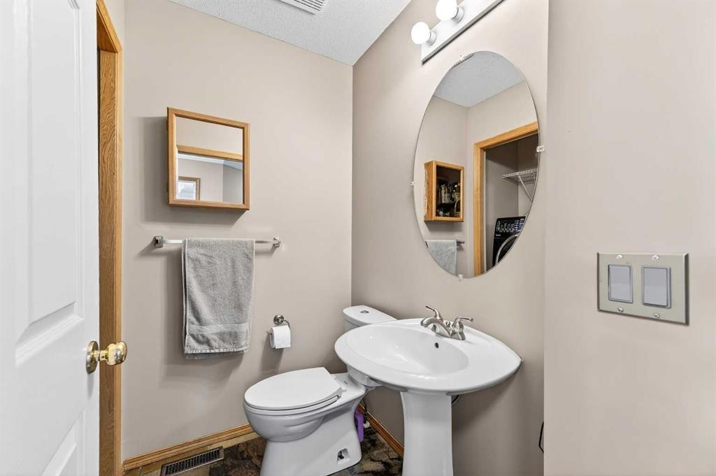 30 Tuscarora Way Nw, Calgary, AB - Indoor Photo Showing Bathroom