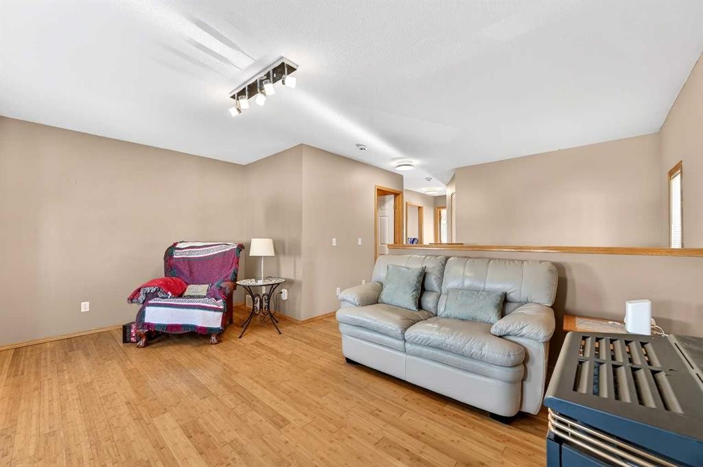30 Tuscarora Way Nw, Calgary, AB - Indoor Photo Showing Living Room