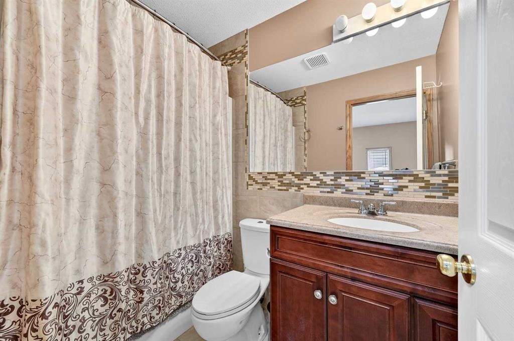 30 Tuscarora Way Nw, Calgary, AB - Indoor Photo Showing Bathroom