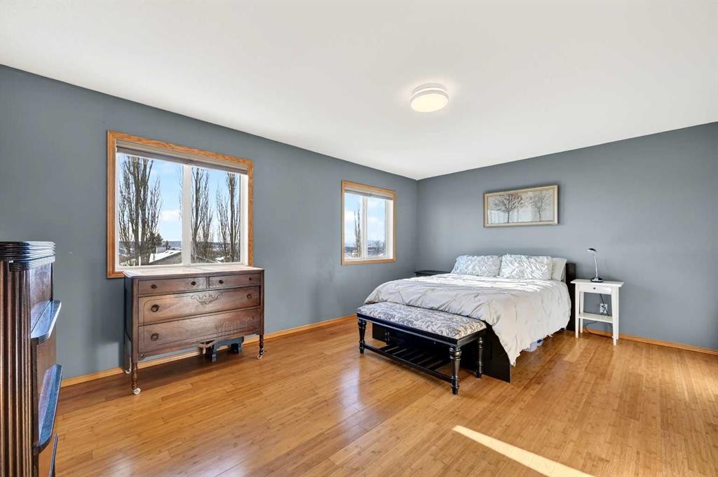 30 Tuscarora Way Nw, Calgary, AB - Indoor Photo Showing Bedroom