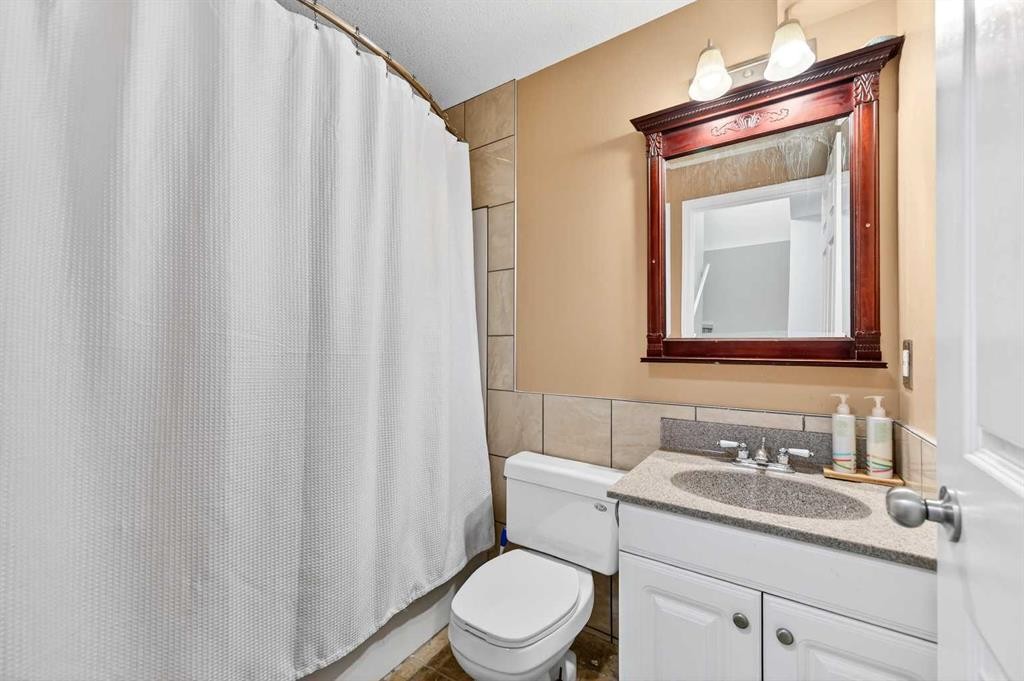 30 Tuscarora Way Nw, Calgary, AB - Indoor Photo Showing Bathroom