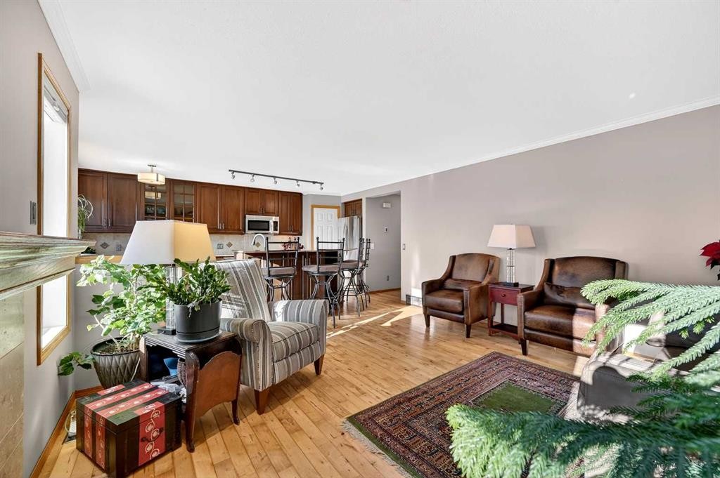 30 Tuscarora Way Nw, Calgary, AB - Indoor Photo Showing Living Room