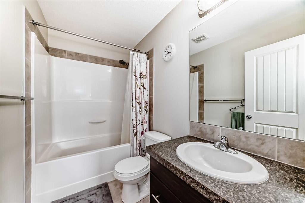 48 Copperpond Landing Se, Calgary, AB - Indoor Photo Showing Bathroom