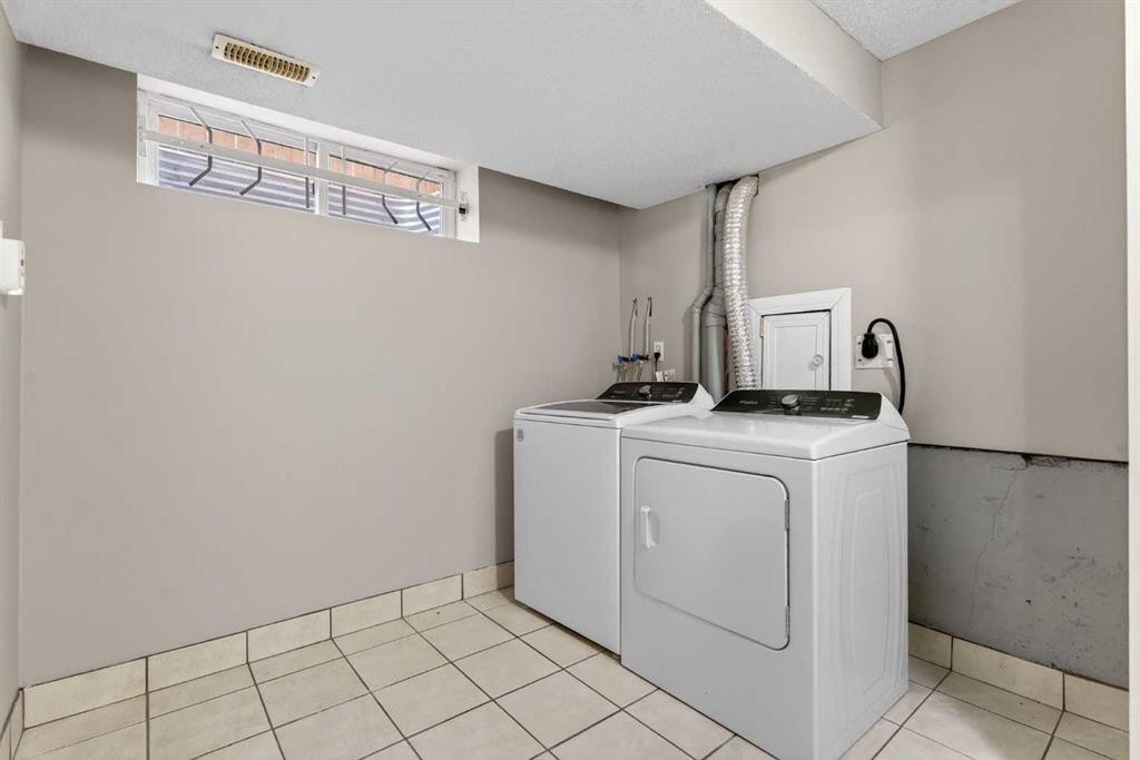 87 Saddlebrook Gardens Ne, Calgary, AB - Indoor Photo Showing Laundry Room