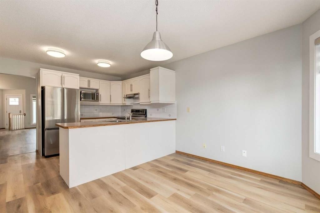 44 Citadel Manor Nw, Calgary, AB - Indoor Photo Showing Kitchen