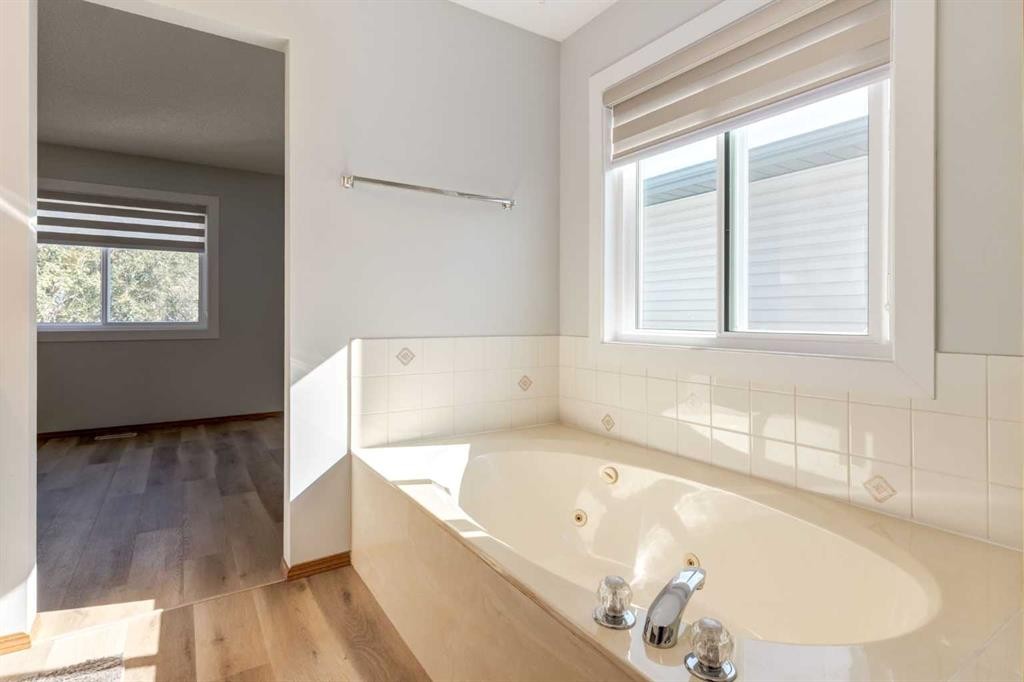 44 Citadel Manor Nw, Calgary, AB - Indoor Photo Showing Bathroom