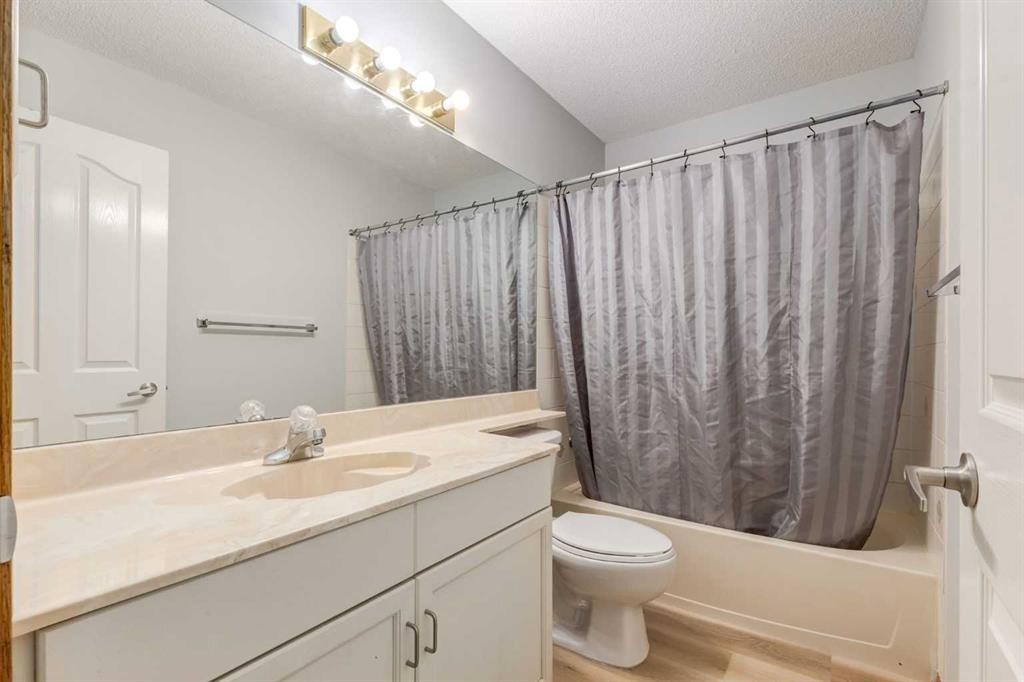 44 Citadel Manor Nw, Calgary, AB - Indoor Photo Showing Bathroom
