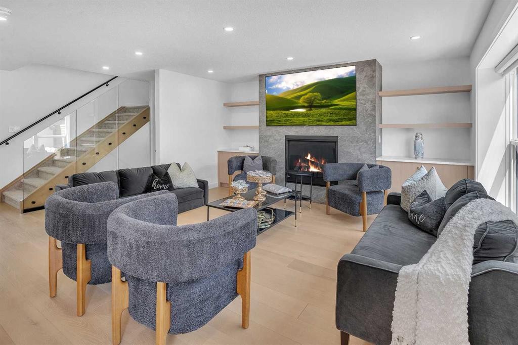 4239 Vauxhall Crescent Nw, Calgary, AB - Indoor Photo Showing Living Room