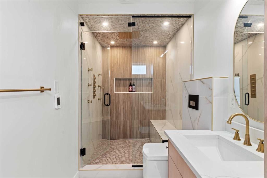 4239 Vauxhall Crescent Nw, Calgary, AB - Indoor Photo Showing Bathroom