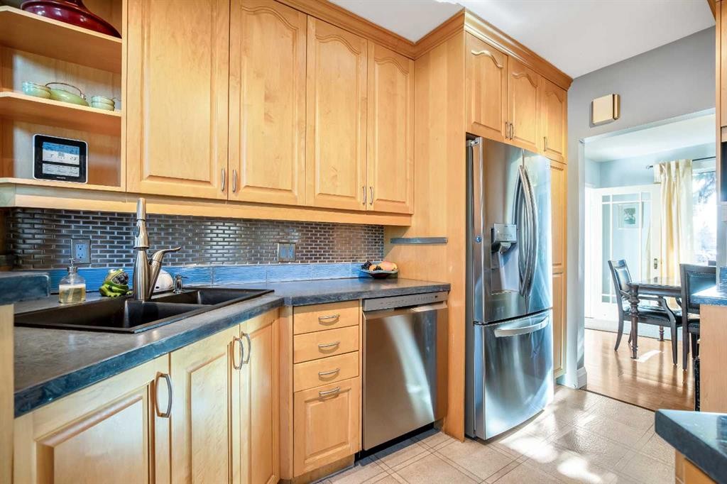 502 8 Avenue Ne, Calgary, AB - Indoor Photo Showing Kitchen