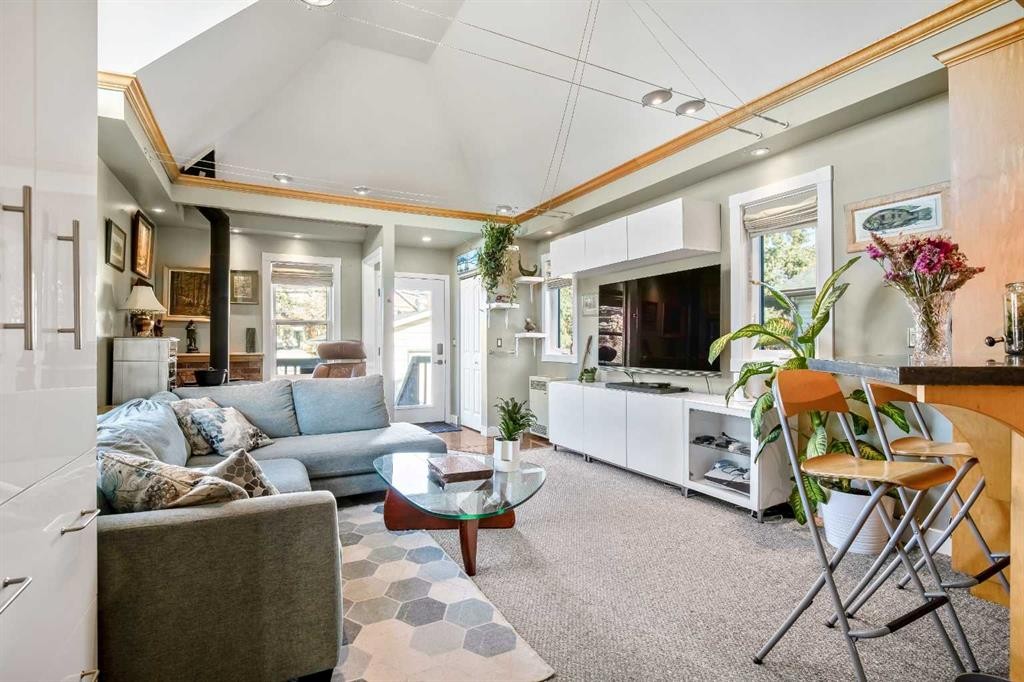 502 8 Avenue Ne, Calgary, AB - Indoor Photo Showing Living Room