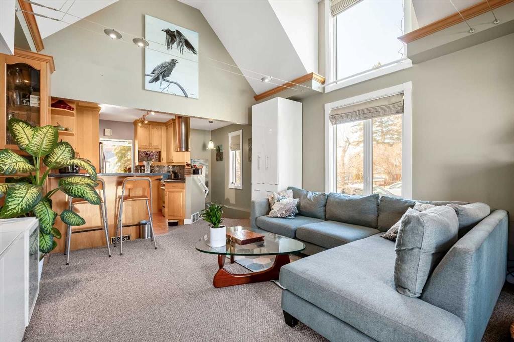 502 8 Avenue Ne, Calgary, AB - Indoor Photo Showing Living Room