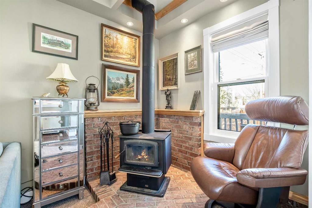 502 8 Avenue Ne, Calgary, AB - Indoor With Fireplace