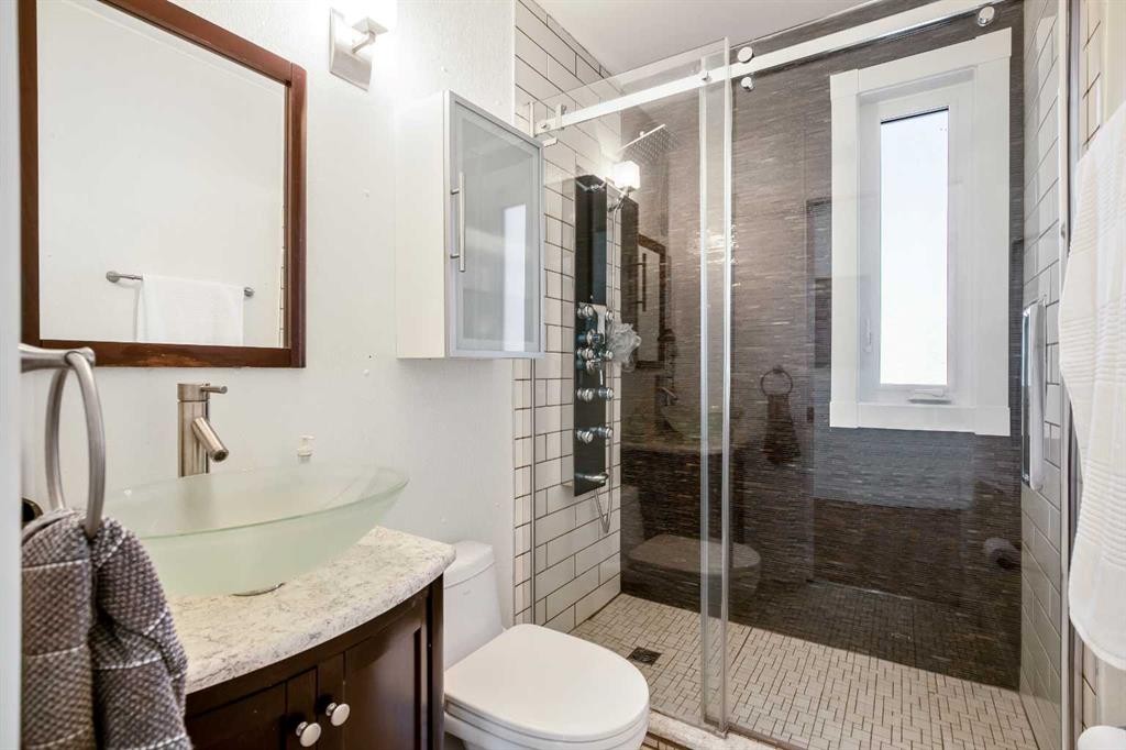 502 8 Avenue Ne, Calgary, AB - Indoor Photo Showing Bathroom