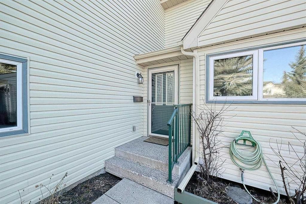 317 Sandringham Road Nw, Calgary, AB - Outdoor With Exterior