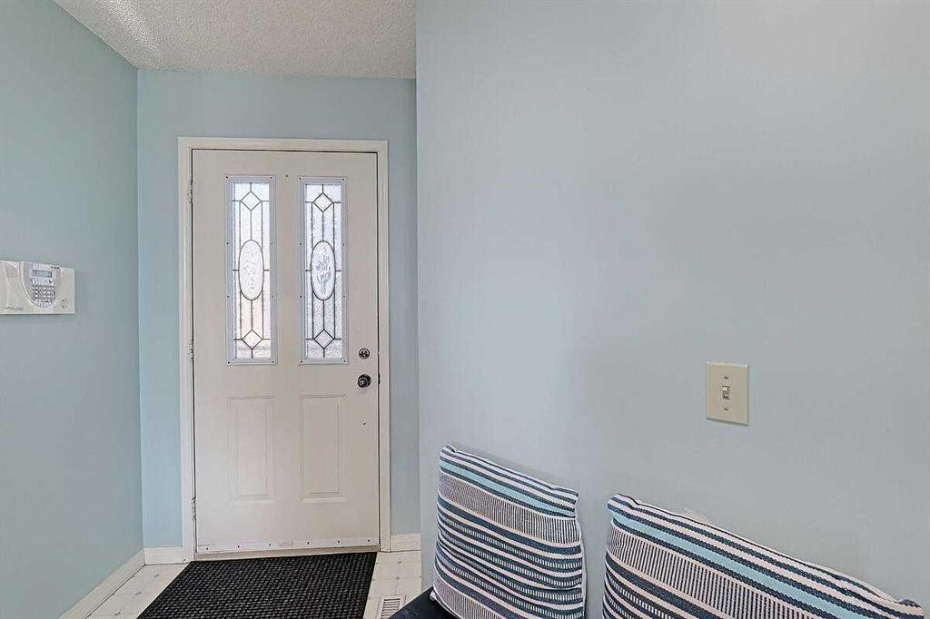 317 Sandringham Road Nw, Calgary, AB - Indoor Photo Showing Other Room