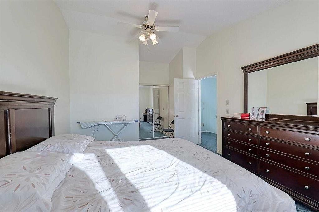 317 Sandringham Road Nw, Calgary, AB - Indoor Photo Showing Bedroom
