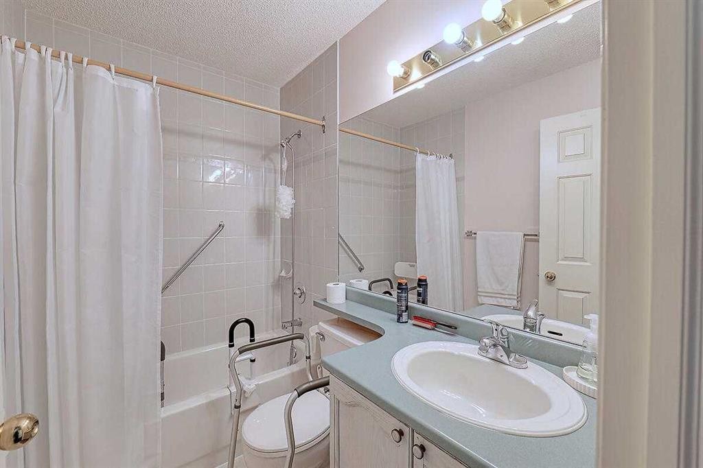 317 Sandringham Road Nw, Calgary, AB - Indoor Photo Showing Bathroom