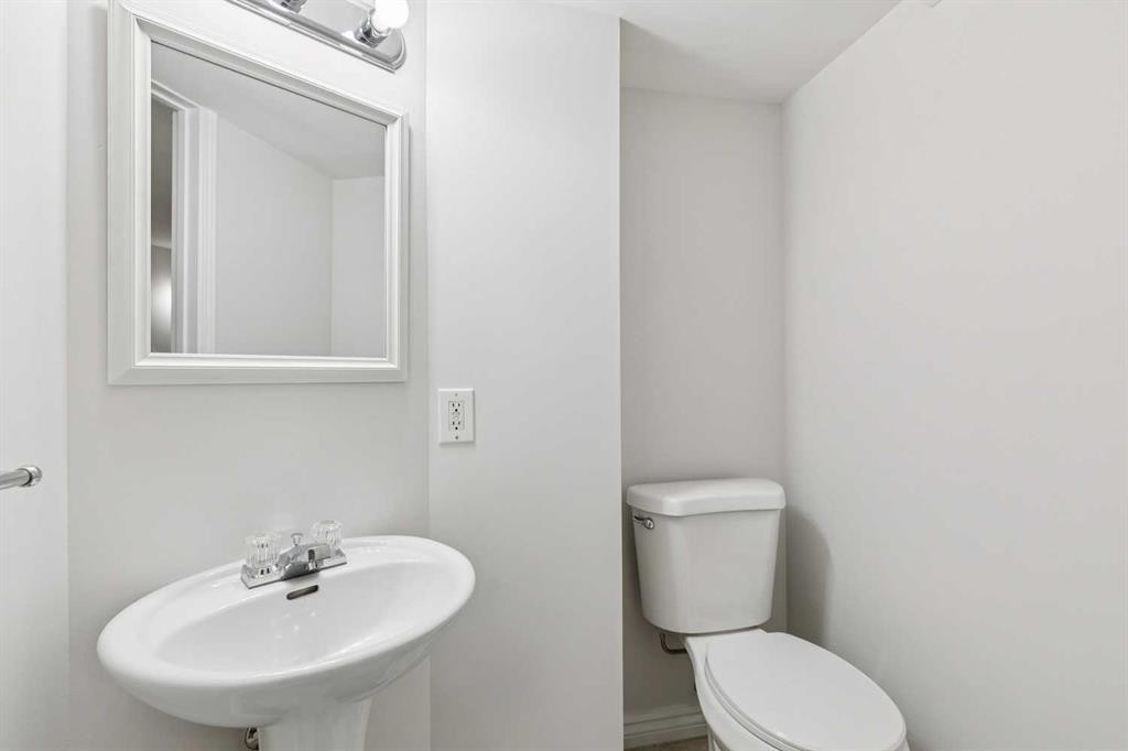 354 Maitland Hill Ne, Calgary, AB - Indoor Photo Showing Bathroom