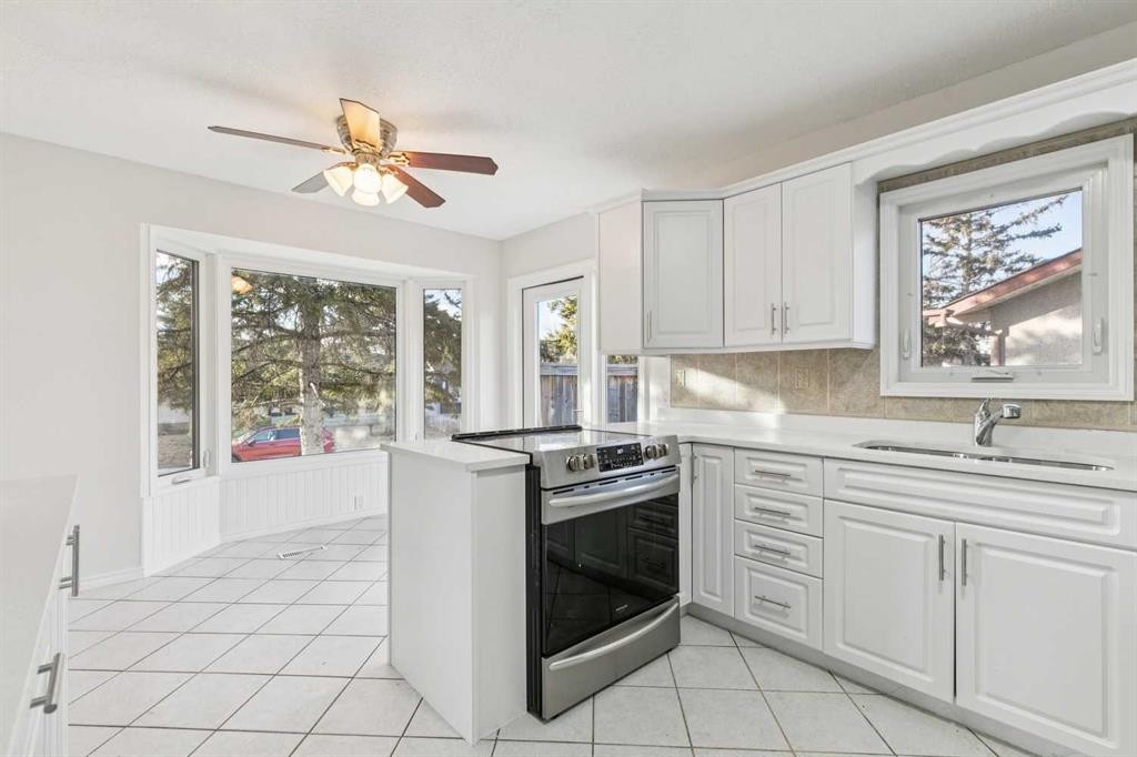 354 Maitland Hill Ne, Calgary, AB - Indoor Photo Showing Kitchen With Double Sink