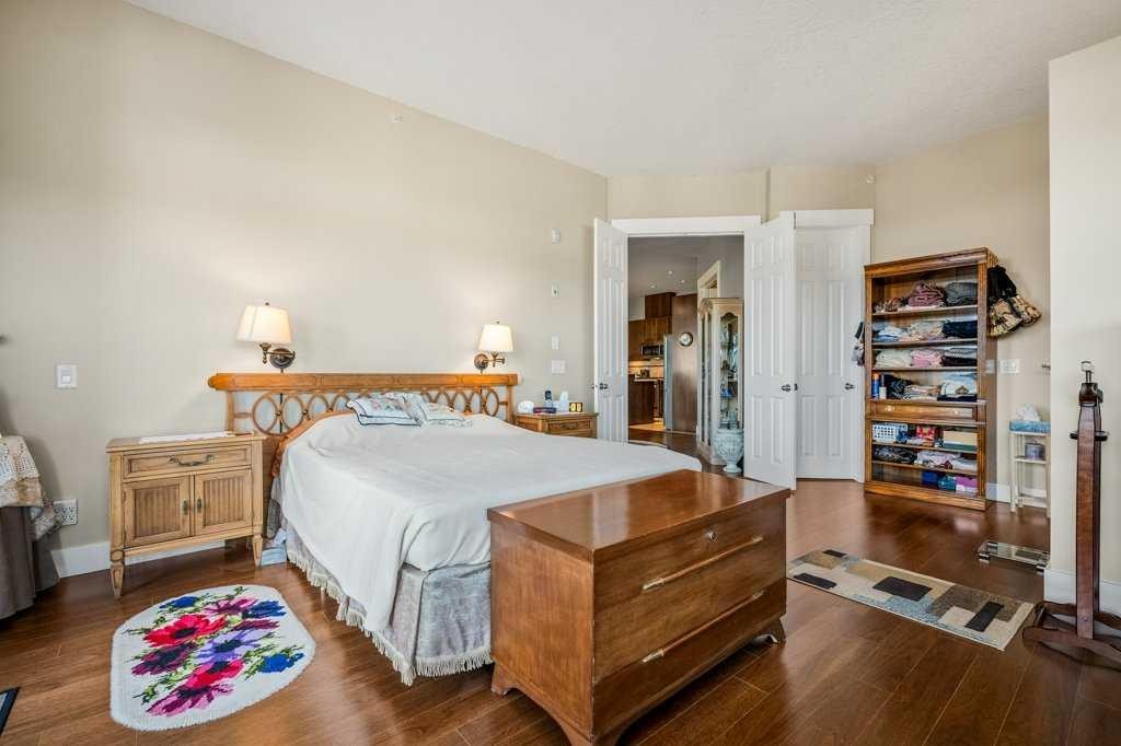 404-4 Hemlock Crescent Sw, Calgary, AB - Indoor Photo Showing Bedroom