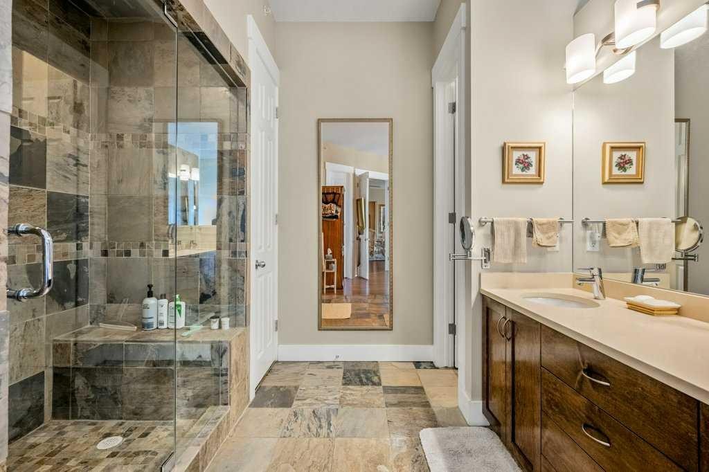 404-4 Hemlock Crescent Sw, Calgary, AB - Indoor Photo Showing Bathroom