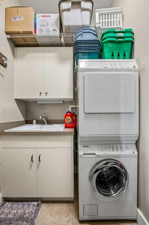 404-4 Hemlock Crescent Sw, Calgary, AB - Indoor Photo Showing Laundry Room