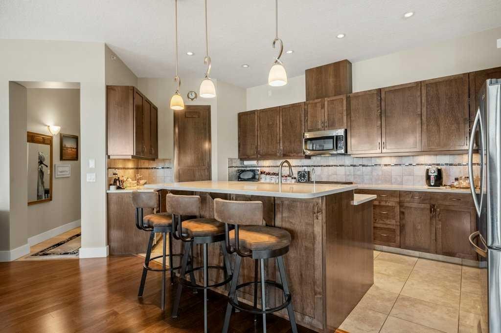 404-4 Hemlock Crescent Sw, Calgary, AB - Indoor Photo Showing Kitchen With Stainless Steel Kitchen With Upgraded Kitchen