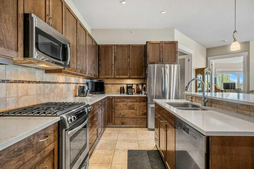 404-4 Hemlock Crescent Sw, Calgary, AB - Indoor Photo Showing Kitchen With Stainless Steel Kitchen With Double Sink With Upgraded Kitchen