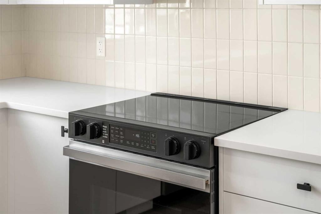 204-550 Seton Circle Se, Calgary, AB - Indoor Photo Showing Kitchen