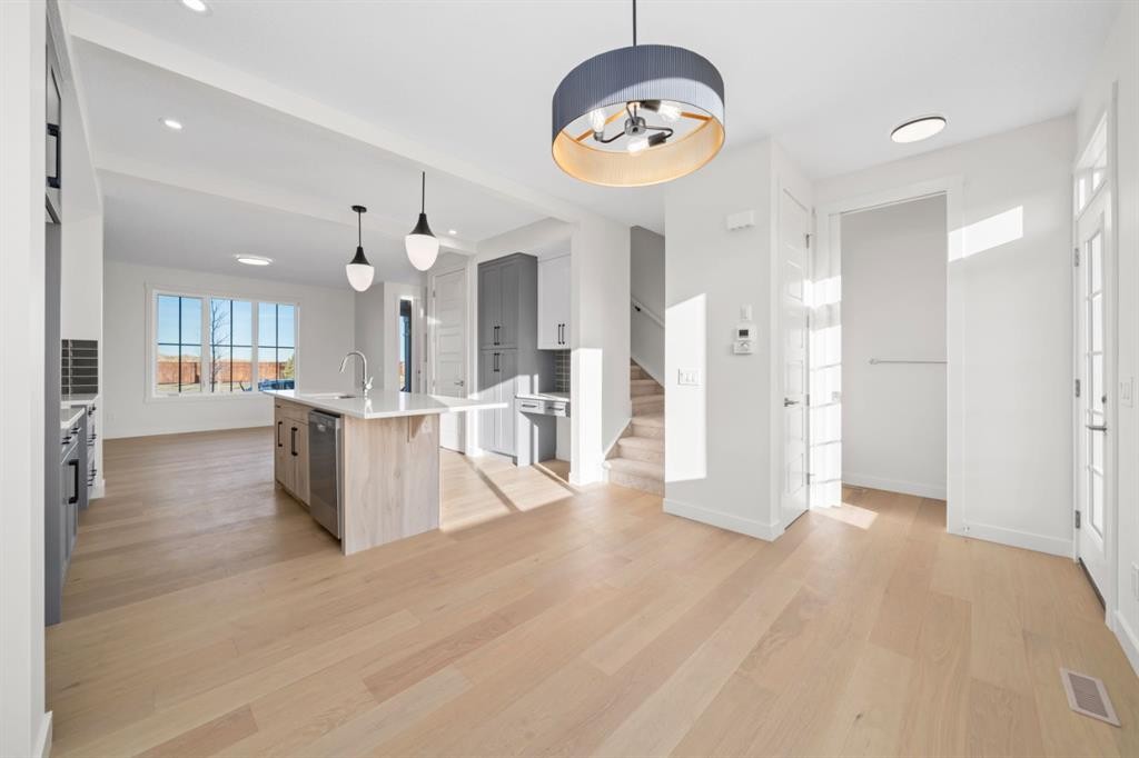 25 Sora Gate Se, Calgary, AB - Indoor Photo Showing Kitchen With Upgraded Kitchen