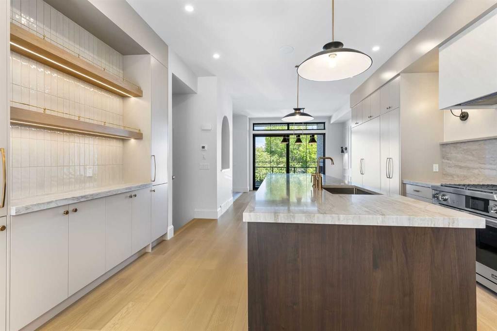 2011 28 Avenue Sw, Calgary, AB - Indoor Photo Showing Kitchen