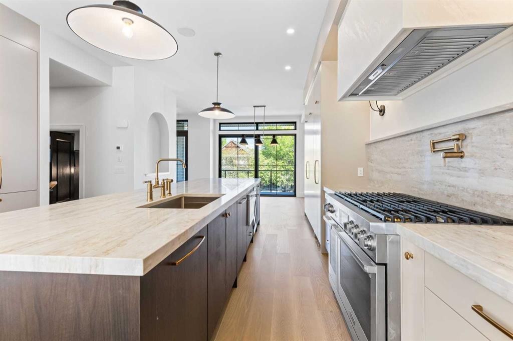 2011 28 Avenue Sw, Calgary, AB - Indoor Photo Showing Kitchen With Upgraded Kitchen