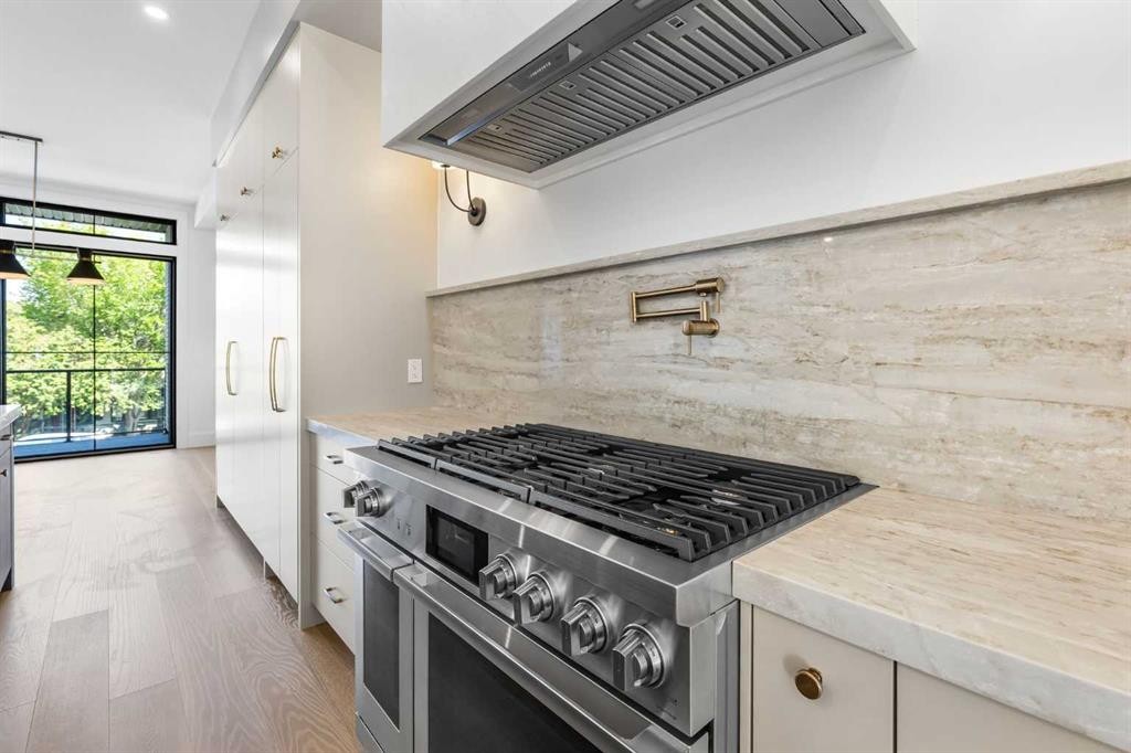 2011 28 Avenue Sw, Calgary, AB - Indoor Photo Showing Kitchen With Upgraded Kitchen
