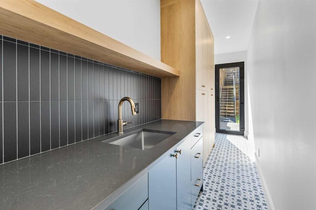 2011 28 Avenue Sw, Calgary, AB - Indoor Photo Showing Kitchen